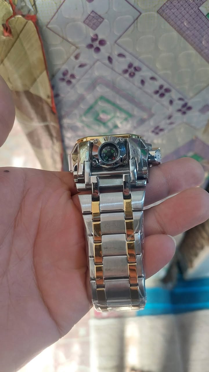 هذه الساعة هي Invicta Bolt Zeus. 

#واتساب***********
