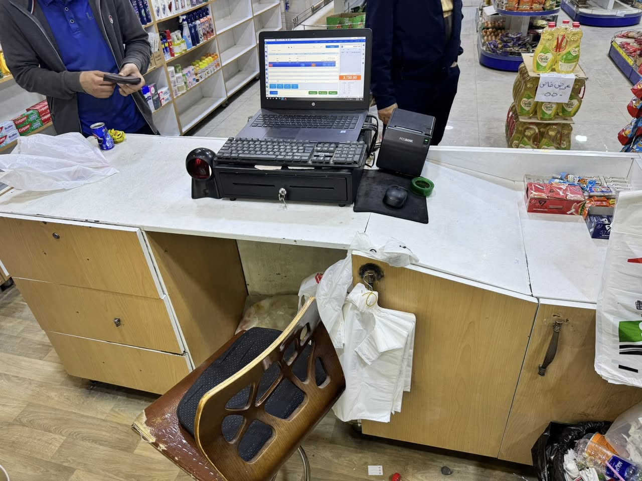 اغراض اسواق للبيع
رفوف سفينة  18 متر 

رفوف عمودية عدد 7 متر

رفوف تعليك

مراوح سقفيه عدد 10 

عربة تسوق عدد ٦

مضلة كهربائية عدد ٢

باب سلايد عدد ١

ميز كاشير   

الميز العادي

الحاسبه 

الباركود 

الجرار مال فلوس 

الجهاز قارى الأسعار 

نظام صوتي مكون من أربع سماعت و مشغل 

العنوان الدوره جمعيه خير الله مقابيل مطعم ليمونه

***********
