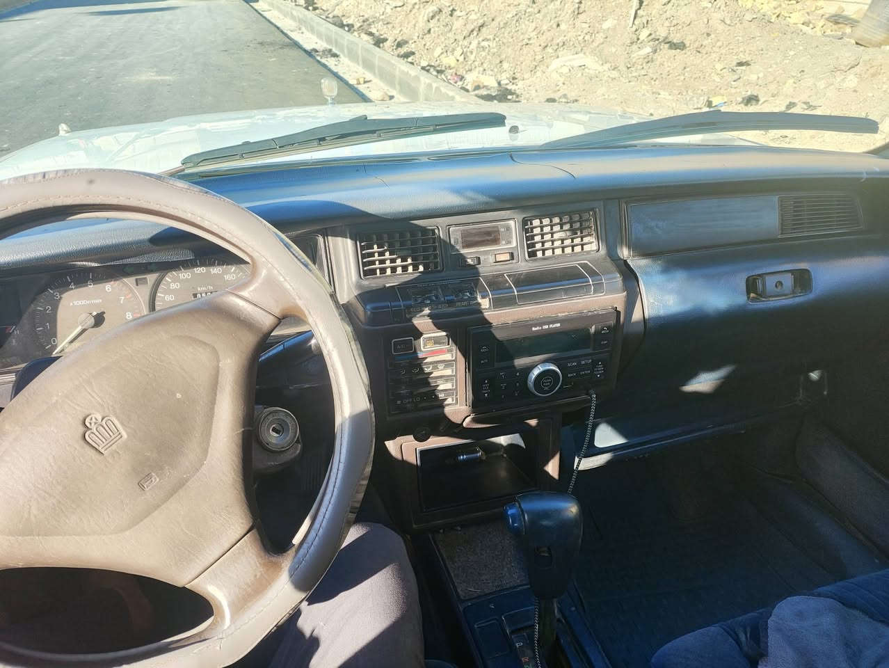 سيدان موديل 90
الرقم بغداد
محرك بطة
الكهربائيات شغالة
اطارات جديدة 
لايتات زنون
بيها رشات صبغ وتعمير شي قليل
السعر 40 ورقة وبيها مجال للشراي
***********
