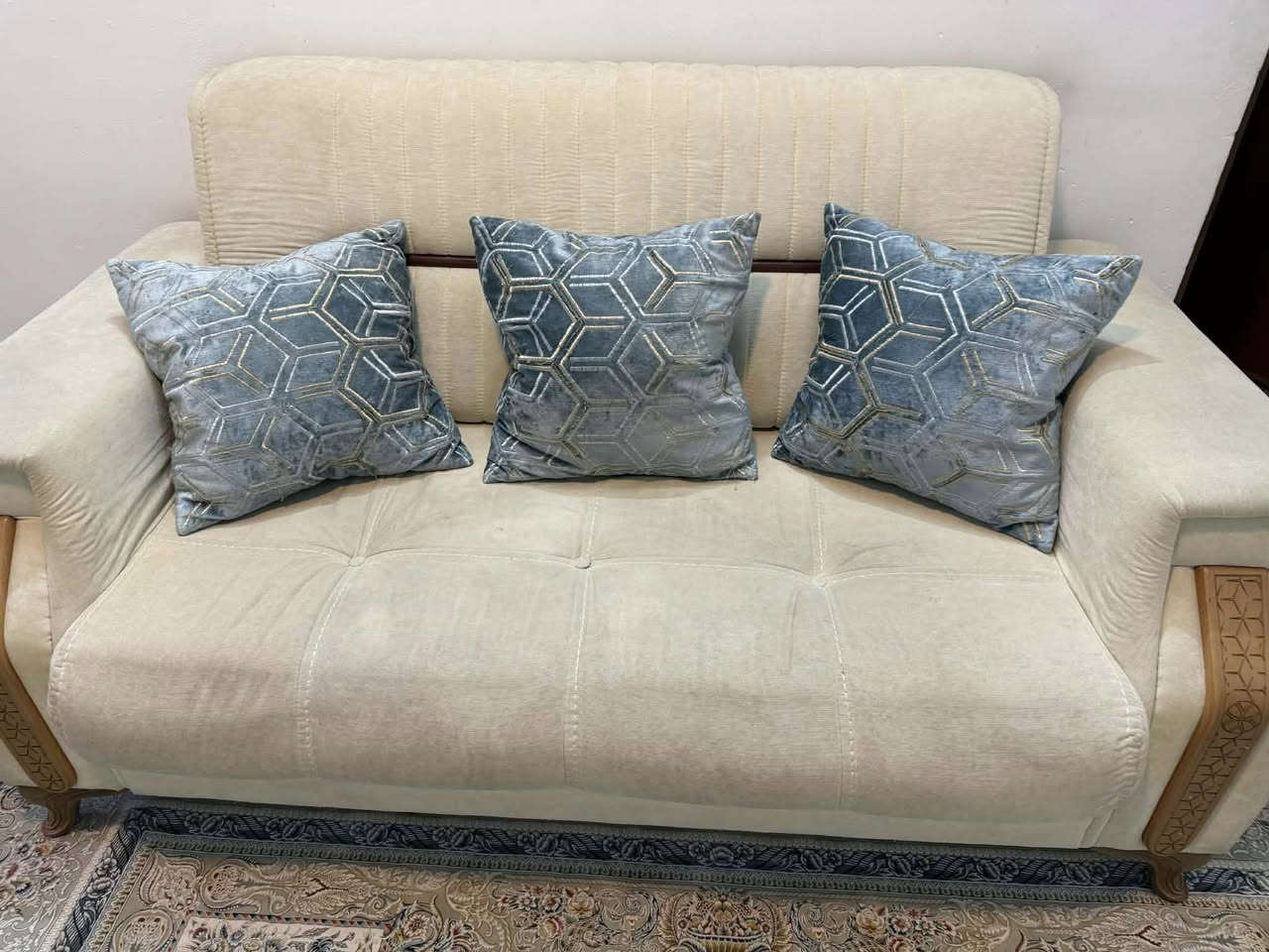 للبيع قنفة و كرسي السعر ١٠٠ الف و المكان خلف المكتبة المركزية رقم الموبايل ***********
