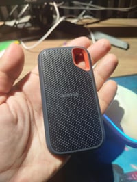 السلام عندي عندي SanDisk Extreme Portable SSD 4TB للبيع   استخدام العا...