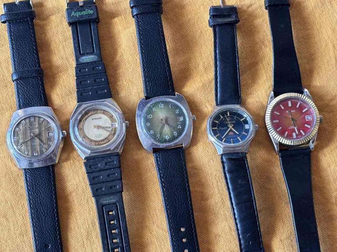 مجموعة ساعات للبيع
تكويك سويسري
عدد 15
نظافةممتازة
كلهم شغالين 
الاسعار مختلفة 
يوجد توصيل لجميع المحافظات 
***********
