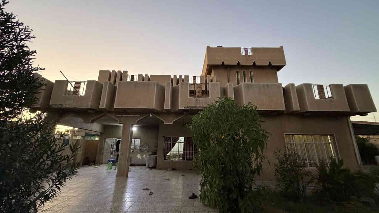 دار للبيع ثلاث طوابق يحتوي على 6 غرف نوم مساحه الكليه 1700متر البناء صافي 600 متر  على ضفاف نهر دجله الموقع شمال بغداد ناحيه العبايجي يقع في مركز العبايجي  بالقرب من المدارس والمركز الصحي متوفر كل الخدمات ماء وكهرباء والخ   للتواصل والسعر ‭0781 221 4884‬
