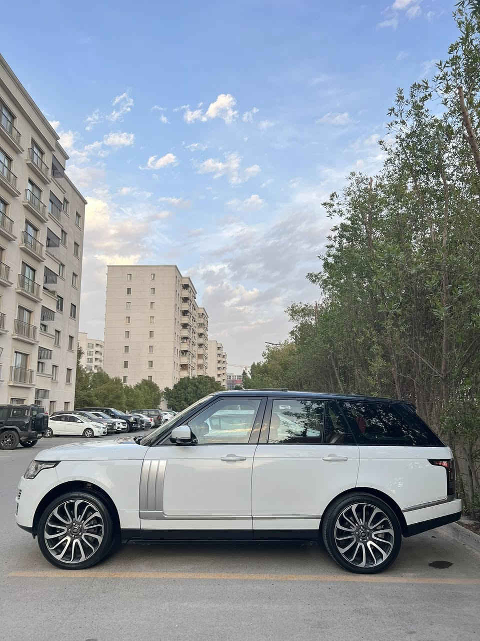 السلام عليكم ورحمة الله 💐
Range Rover Autobiography 
خليجي وكالة شركة سردار 
فول مواصفات vip معروفة مواصفات 
بعض المواصفات للتوضيح 
——————————————————
- موديل 2014 voge
- ⁠مكينة ٨ سلندر سوبرجارج 🚀
- ⁠كشنات vip منفصل 
- ⁠كشنات امامي خلفي تبريد تدفئة 
- ⁠جميع الكشنات مساج + كهرباء 😎
- ⁠حساسات ورادارات ٣٦٠ درجة 
- ⁠جكات تصعد تنزل + مودات قياده 
- ⁠ابواب شفط + دوسات كهرباء 
- ⁠بانوراما + بصمات + جنطه شفط 
——————————————————
شباب السيارة بيها مواصفات متنعد اعلى مواصفات بالرانج بالعافية ع الياخذها 
معلومة السيارة بدون حادث او صبغ او ضرر مكفولة كفالة عامه عدا رصعه حافه البنيد pdr ( مكينة + كير ) مكفول من الفتح والبخار والتنقيص 
مكينة مبدلة بالشركة قبل ٤ سنوات بالكارتون ، السيارة جاهزة وبالعافية ع الياخذها 
ماشيه ١٣٠ الف كيلو حقيقي 
كل التفاصيل موضحة والي يحب بعد تفاصيل يتصل بية ويدلل 

مكان السيارة بغداد - حي الجامعة 
السعر.    305$ وبيها مجال 💵
للاستفسار.    *********** ☎️
