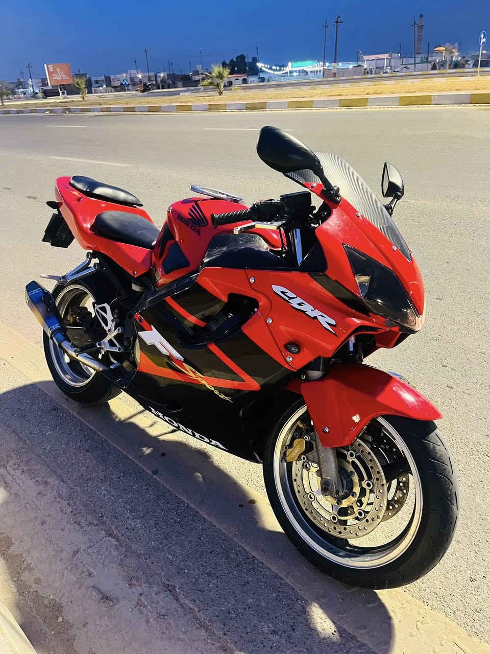 السلام عليكم
.
بطح افوراي 
F4i 600Cc 
اليعرفها يعرف مواصفاتهه غنية عن التعريف 
للبيع او مراوس 
الدراجة الاول والثاني والثالث نشاطة تشك الكاع 
والبقية طيران ✈️
الدراجة نضافة خير من الله إدامة كامله 
صالنصه ربع سبع الأوان 
كهربائيات كلها شغاله 
كفاله 
السعر 22 بي مجال 
أو مراوس بهاوجي
العنوان الرمادي خمسه كيلو 
***********
