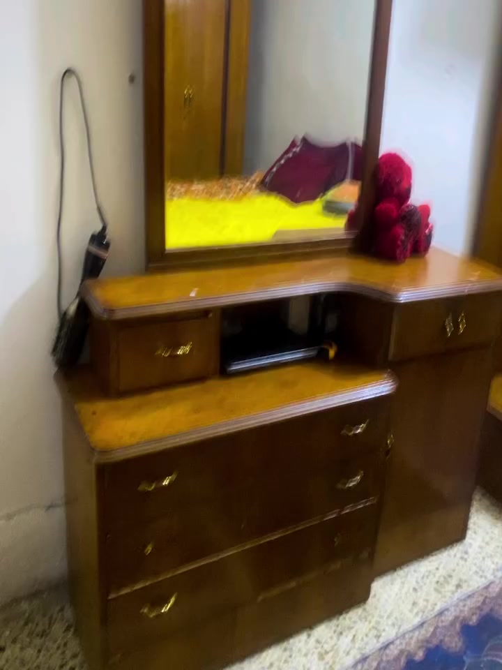 غرفة نوم بدون كوميدي سرير 350الف
ديوان وسط 8 مقاعد 150 الف  الاستفسار الاتصال على *********** بغداد الغزالية شارع الضغط
