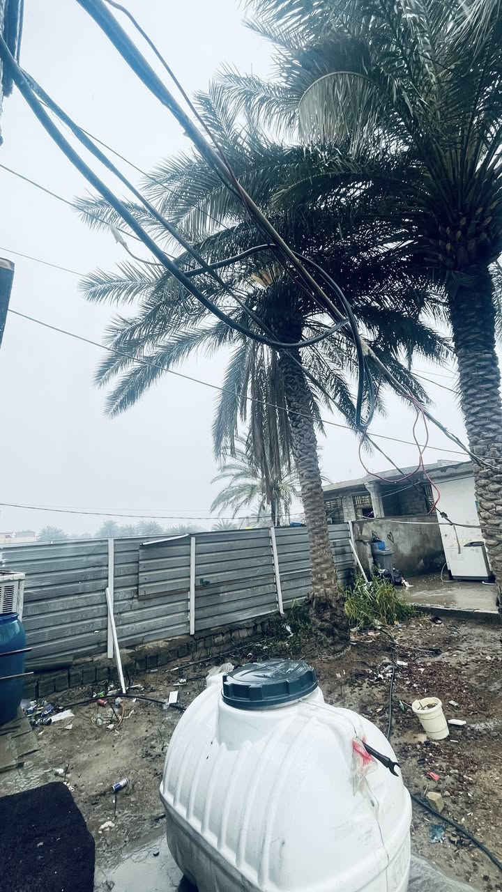 السلام عليكم دار للبيع مساحه 330
واجهيه 10 النزال33  يحتوي على غرفيتين نوم
صاله مطبخ  ستقبال صحيات ثنين
+مخزن + محل 5\6
الستفسار وتساب ***********
