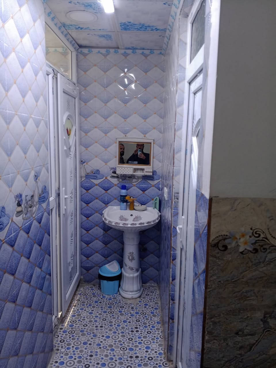 السلام عليكم دار للبيع حي الملايين الثانية قرب مكتب جنه مساحة 120متر سند زراعي وبي وصل بلدية عرفه نوم واستقبال وهول وسط ومشتملات ومطبخ وكراج وحديقه ومناور الاتصال على الرقم ***********
