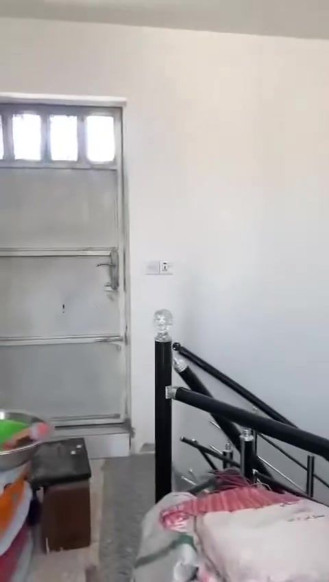 السلام عليكم ورحمة الله " 
متابعين مكتب الديار للوساطة العقارية 🗓️
توفر عدنه بيت للبيع 🏠
طابو صرف المساحة 81 متر 
واجه 4.5م نزال 18 م

موقع البيت 📍: الشعب - شارع الصحة - خلف اسواق العائلة 

محتويات البيت "  

طابق ارضي : امدخلين استقبال ٥×٣.٧٥م غرف ٤×٤م حولي المطبخ داخل الحولي منورين درج دوار

الطابق الثاني :  غرفة ٥×٤م مطلة على الشارع والغرفة الثاني ٤×٤م وحولي كبير صحيات نضام حديث خطوط سبالت دفن عدد ٤ نقط 

 كاشي مؤزائيك الدرج كرانيت محجر المنيوم 
ابواب صاج الداخلية 
+ بيتونه + سطحين بحجم واسع 

السعر 195 مجال بسيط 

اي استفسار : ***********
متواجدين على فيسبوك و واتساب
