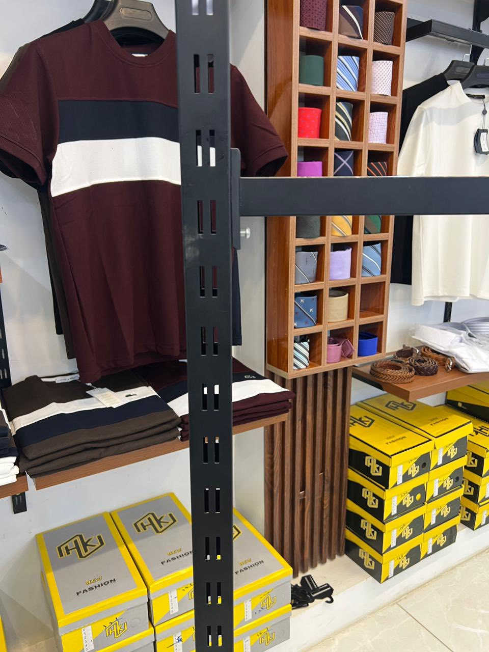 السلام عليكم عن اذن الادمن 
متوفر ستاند ملابس السعر والتفاصيل اكثر تواصل بالرقم ***********
