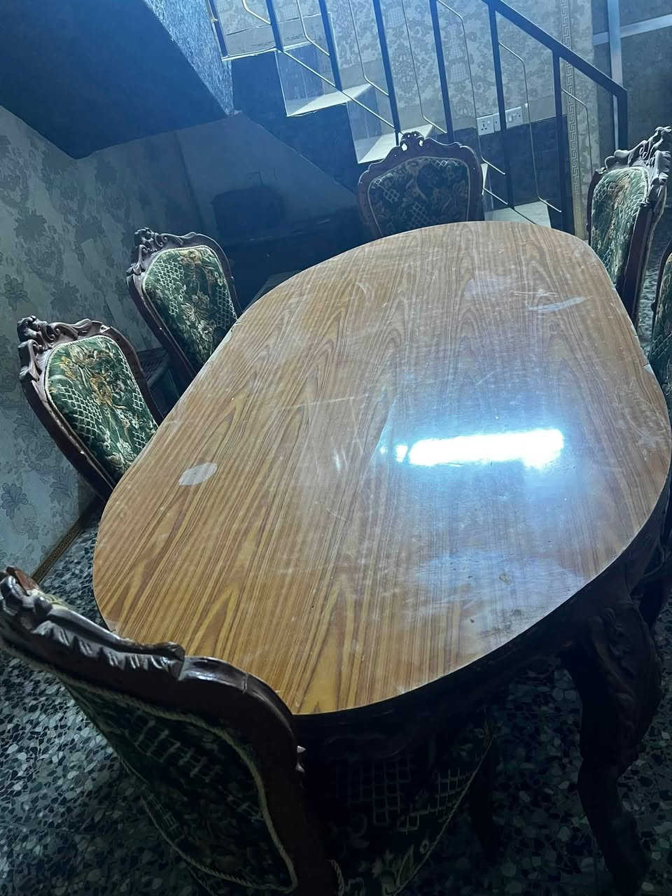 سلام عليكم مياز او طاوله طعام حجم كبير ملكيه ام التاج وعدد كراسي سته 6كراسي طول طاوله تقريبن 2متر العنوان بغداد الشعب سعر 350وبيهة مجال للطيبين ملاحضه بيهة ضرر بصيط موضح بل صوره رقم ***********
