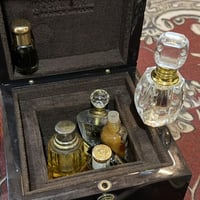 عندي بضاعه باله كويتيه عطور وسبح وخواتم وساعات الساعات بيهن ذهب أبيعهن...