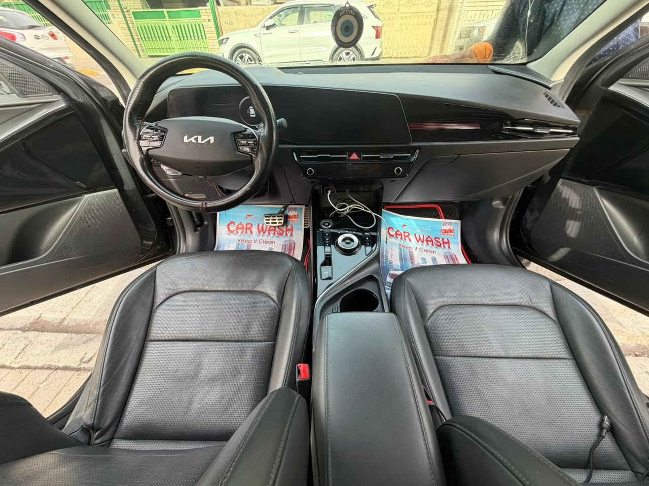 السلام عليكم السياره كلييين تايتل
كيا نيرو 2024 هايبرد بانزين 
فئة الEV فول مواصفات عدى البانوراما
كراسي كهرباء
تدفئة تبريد
شاشة جبيرة متصلة دجتل
رادار امامي جانبي 
اوتو هولد 
توقف ذاتي 
صندوك كهرباء 
بصمة ومنافذ شحن تايبسي خلفية
كفالة السياره من لطول لطول مناقصها برغي رقم وهزه جدد قبل شهر سويتهن
سعر 168 
مكاني الدوره 
***********

