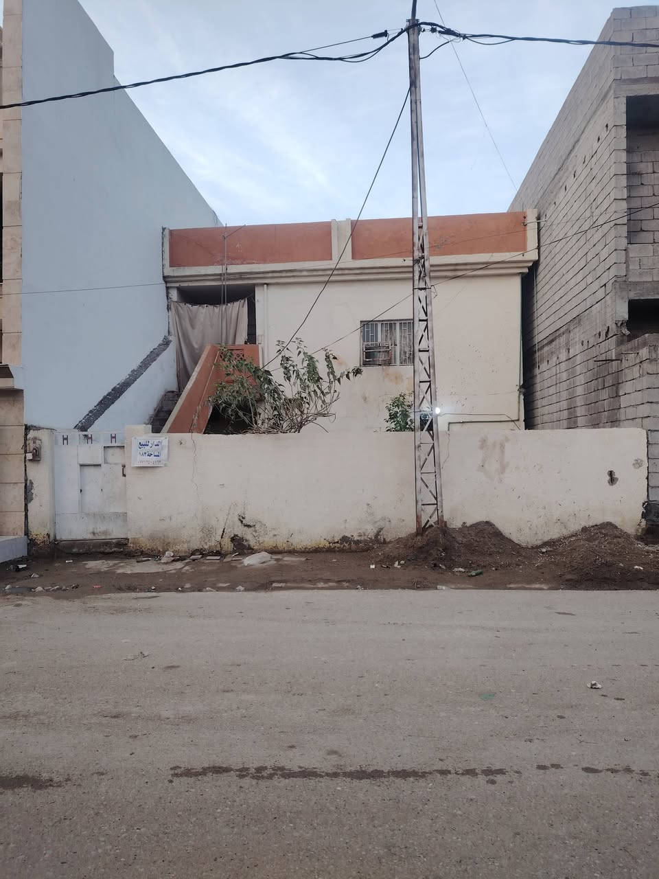 دار للبيع !!
ملاحظه الدار يباع كقطعه أرض
المساحه 175 متر
بواجه 8.75 متر ونزال 20 متر
موقع الأرض حي المعلمين مقابل فلكه الشهداء بصف الركن
السعر مناسب بالمقارنة مع الموقع
للاستفسار ***********
أو الخاص اهلا وسهلا
