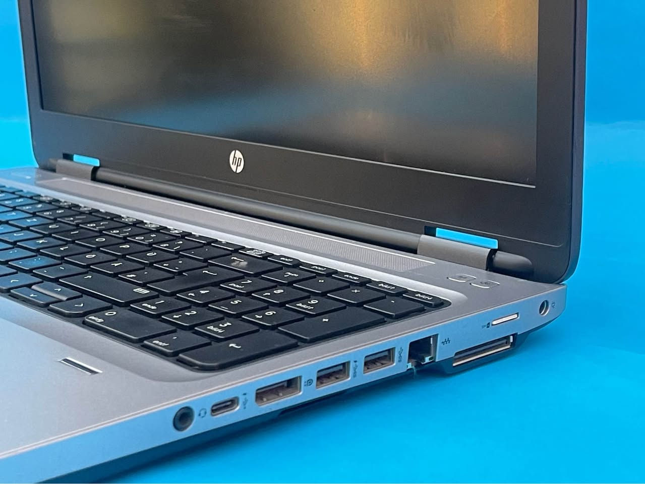 ئەگەر شتێکی هەرزان و باشت دەوێ ئەوە هەم باشە هەم هەرزان بۆ کار و باری رۆژانە 
بەرنامەکانی وەک 
Word : power points  : excel : photoshop 
بۆ هەندێک لە یاریە مام ناوەندەکانیش دەبی 

ژمارە مۆبایل 
***********
***********

HP  ProBook 650 G2

Processor 

Intel Core i5 6300U 2.40GHz

Memory 

8 GB 2133 MHz

Storage 

SanDisk 256 GB SSD

Graphics 

Intel HD graphics 520 4GB
AMD Radeon R7 M365X 2 GB أربيل, العراق
