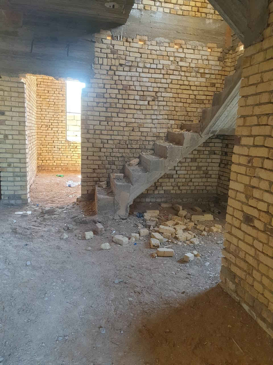 🏠 هيكل للبيع - طابقين بتصميم عصري وموقع مميز 🏠
📍 الموقع: أرض العامري - مجمع إسكان الصحة. منطقة مخدومة ماء كهرباء مجاري مرصوفة سبيس  يبعد عن شارع بغداد ٥٠٠ متر 
📐 المساحة: 200 متر مربع.
تفاصيل البناء:🔸 الطابق الأول:
• غرفتين نوم واسعة.
• هول داخلي (صالة).
• غرفة استقبال مستقلة.
• الملحقات الخدمية (مطبخ وحمام).
🔸 الطابق الثاني (نظام سويتات):
• يتكون من جناحين (سويتات عدد 2).
• ميزة التصميم: إمكانية دمج السويتات لتكون شقة واحدة واسعة، أو فصلهما تماماً للحصول على وحدتين منفصلتين (مثالي للاستثمار أو العائلات الكبيرة).
✨ المميزات:
• موقع هادئ وضمن مجمع سكني مخدوم.
• خريطة بناء حديثة تستغل كل شبر من المساحة.
• هيكل متين وجاهز لإكمال التشطيبات حسب ذوقك الشخصي. 
📞 للتواصل والاستفسار:
يرجى الاتصال على الرقم: (***********)
أو مراسلة الصفحة مباشرة عبر الخاص.
#عقارات #للبيع #هيكل_للبيع #إسكان_الصحة #أرض_العامري #عقارات_العراق #بيت_للبيع
