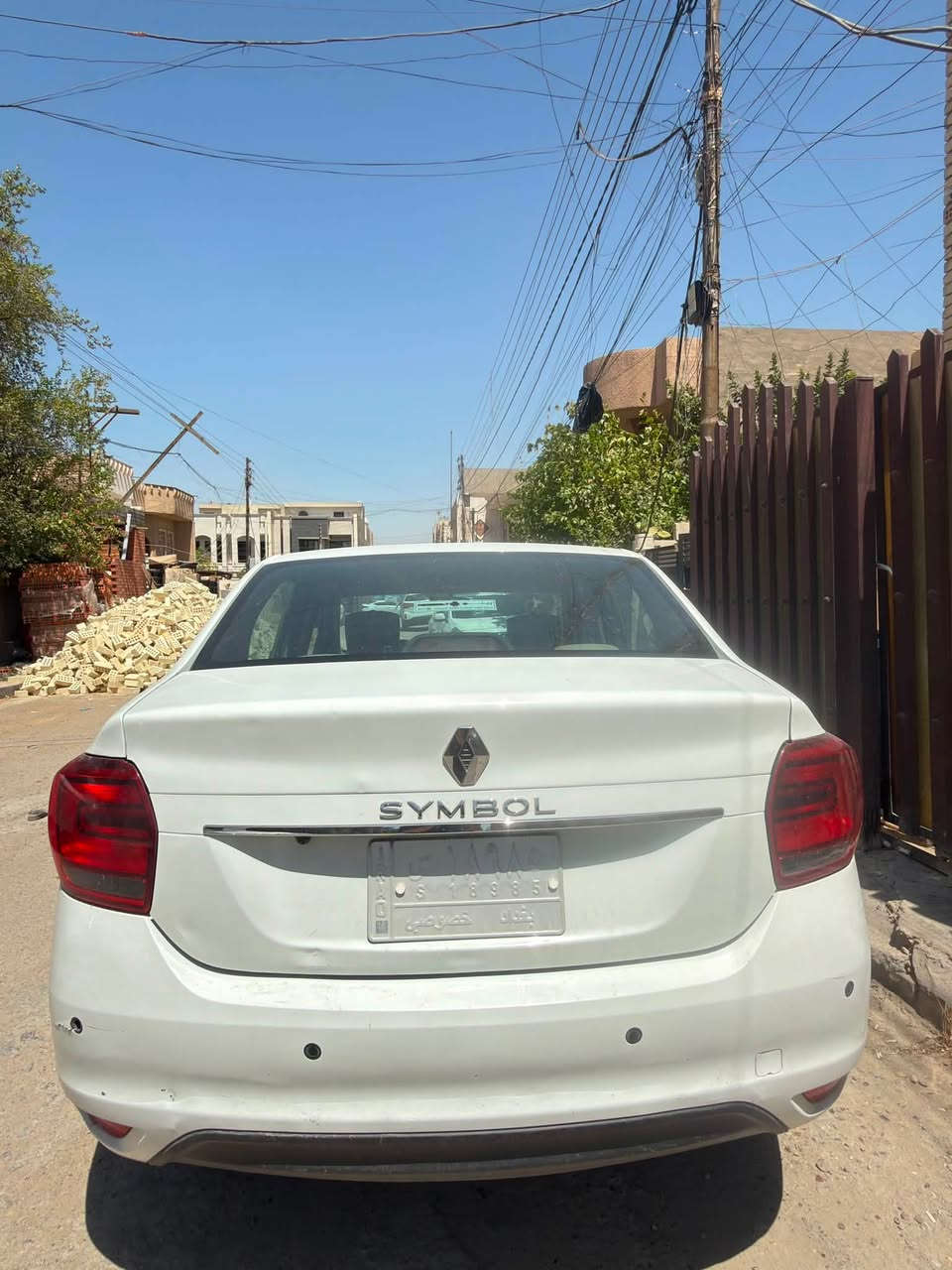 السلام عليكم.. رينو سمبل موديل 2023. نظيفة جدا مكفولة للدوله عادي البيع يكون بمكاتبة قانونية قسطها الشهري ٤٦٥ الف دينار وباقي لها ٤ سنوات من التسديد .. ضربة بسيطة عالبارد امامية . للاتصال على الرقم ***********
