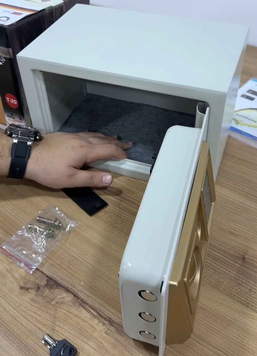 قاصة حجم صغير من سلفر كلاس

المميزات:

قاصة مثالية للاستخدام المنزلي

يوفر صندوق لحفظ الآمن

هيكل خارجي من المعدن عالي الجودة

يمكن وضع رمز حماية مكون من 1-8 أرقام

بطانة من السجاد في الجزء السفلي الداخلي لحماية مجوهراتك وساعتك الثمينة وبطاقتك وأموالك من أي تلف أو ضرر

القاصة مقاومة للحرائق

الوزن:4.5kg

المنشأ: الصين

أبعاد المنتج: الارتفاع: 20 سم الطول:20 سم العرض:30 سم

طريقة برمجة الكود:

1. افتح باب الخزانة

2. اضغط على الزر الأحمر الموجود في الجزء الخلفي عند المفصل لغاية سماع صفرتين مع إضاءة الضوء الأصفر

3. أدخل الرمز الذي تود أن تعتمده للخزانة يمكن استخدام 1 الى 8 ارقام

4. تأكيد الرمز اضغط على حرف A

5. خلال 15 ثانية ستصدر الخزانة صوت تصفير مرتين مع اضاءة الضوء الاصفر

6. تم الان ضبط الرمز الشخصي للخزانة الخاص بك

الملاحظات:

لفتح الخزانة قم بأزالة الغطاء البلاستيكي الصغير بعدها ادخل المفتاح ادر بعكس اتجاه عقارب الساعة و أدر المقبض مع عقارب الساعة ( أي بالاتجاه المعاكس )

عند نفاد البطارية يتم تشغيل إضاءة باللون الاحمر

لا تقوم بخزن المفتاح داخل الخزانة بغداد, العراق


**إذا كنت صاحب هذا الإعلان وتريد حذفه لأي سبب، رجاءا أرسل رسالة إلى الدعم الفني**