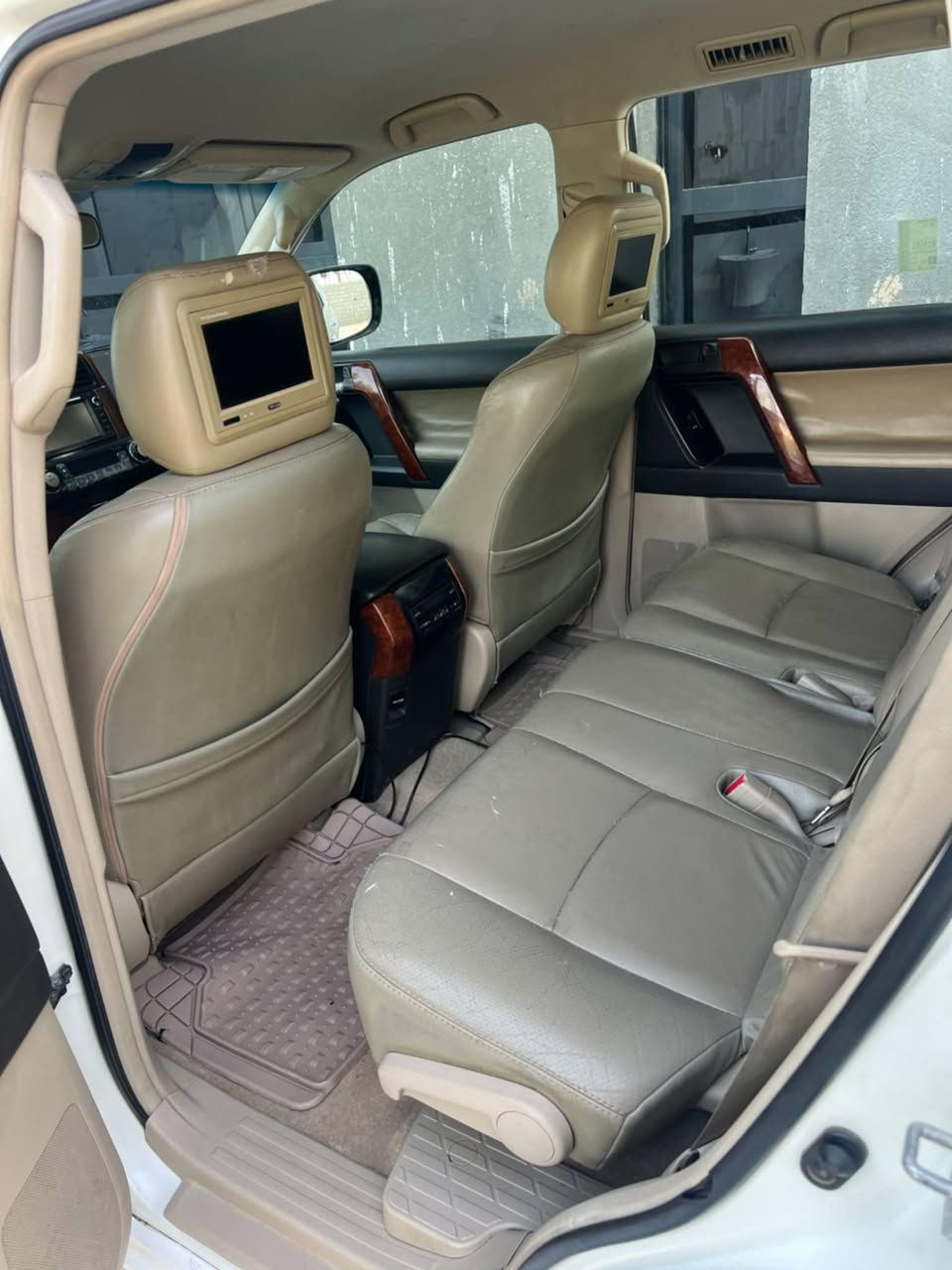 سلام عليكم
برادو 2010 مكفوله من صبغ والبارد والفتح 
سبير تعليك 
محرك 4
 كشنات جلد 
ثلاجه 
تحكم تبريد 3قطع 
رقم سليمانيه 
صدر جديد سياره جاهزه بيع ومراوس
***********
