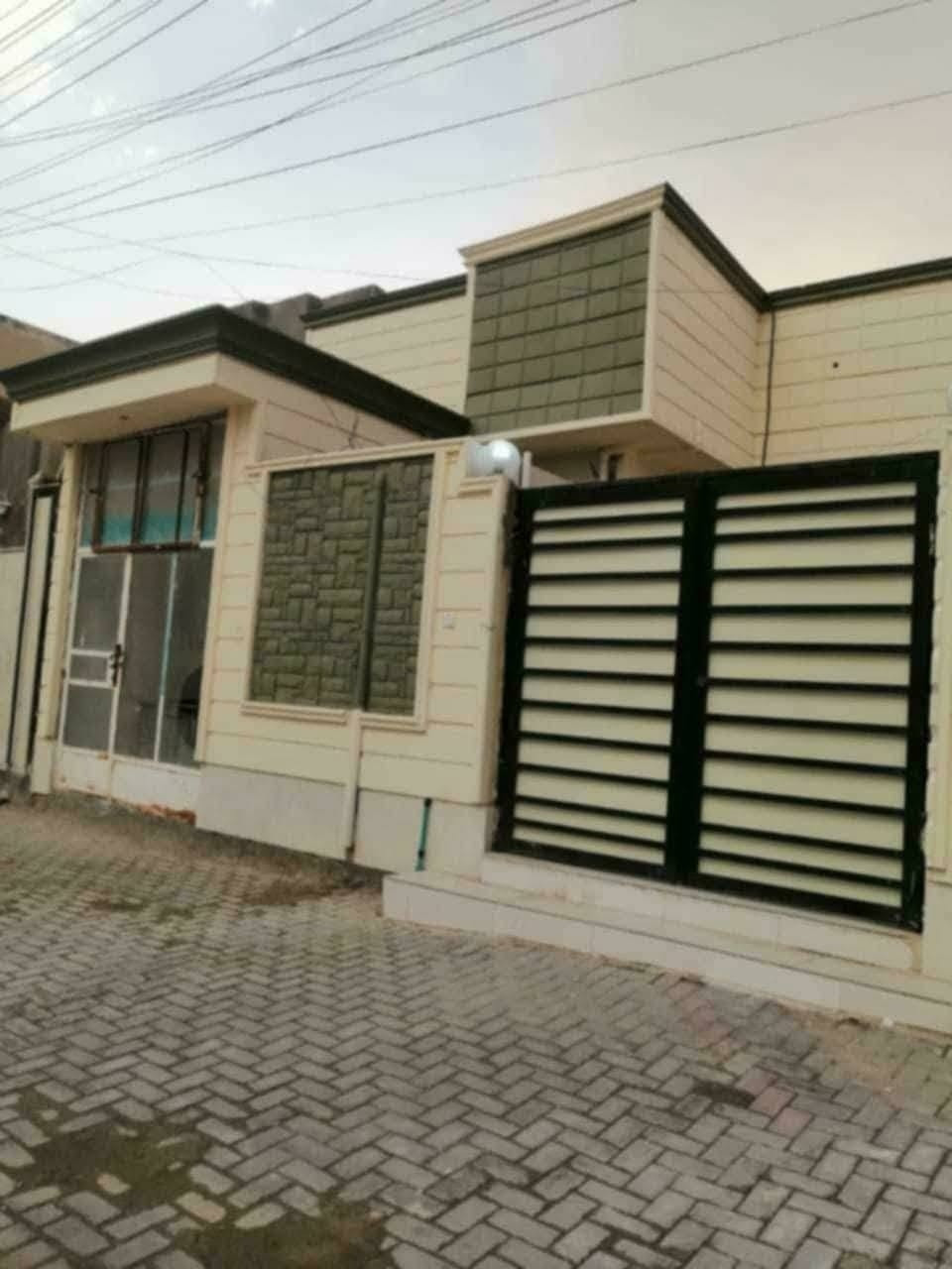 بيت للبيع حي الحكم المساحه 150 متر شارع 20 متر // 3غرف نوم ومطبخ وصاله وبراني وحمامات صحيه السعر 140 مليون // للاتصال *********** // او مراجعة مكتب الضامن للعقارات عنوان المكتب حي الصدر مجاور صيدلية ركن العلاج
