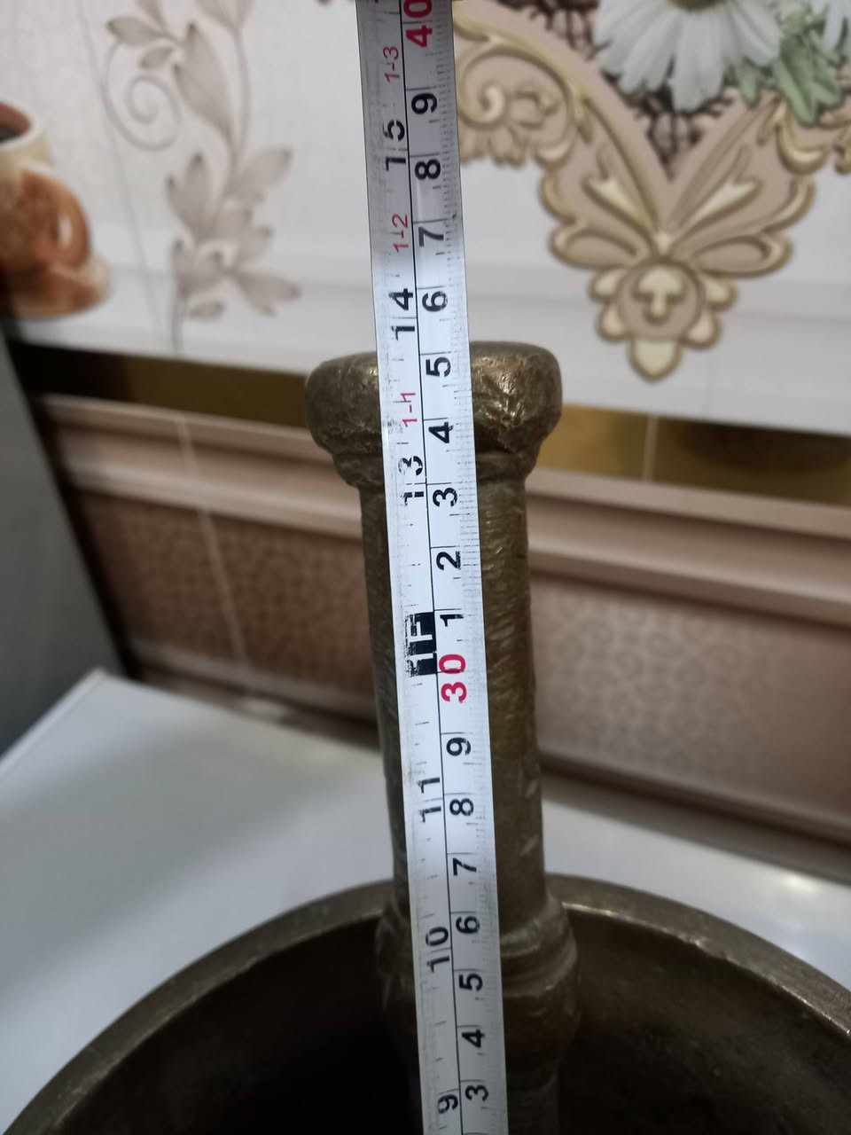 هاون حجم كبير وثقيل الوزن تقريبا١٣.٥كيلواالارتفاع ٢٢سم والعرض ٢١سم واليدة ٣٥سم للإستفسار الاتصال على الرقم***********
