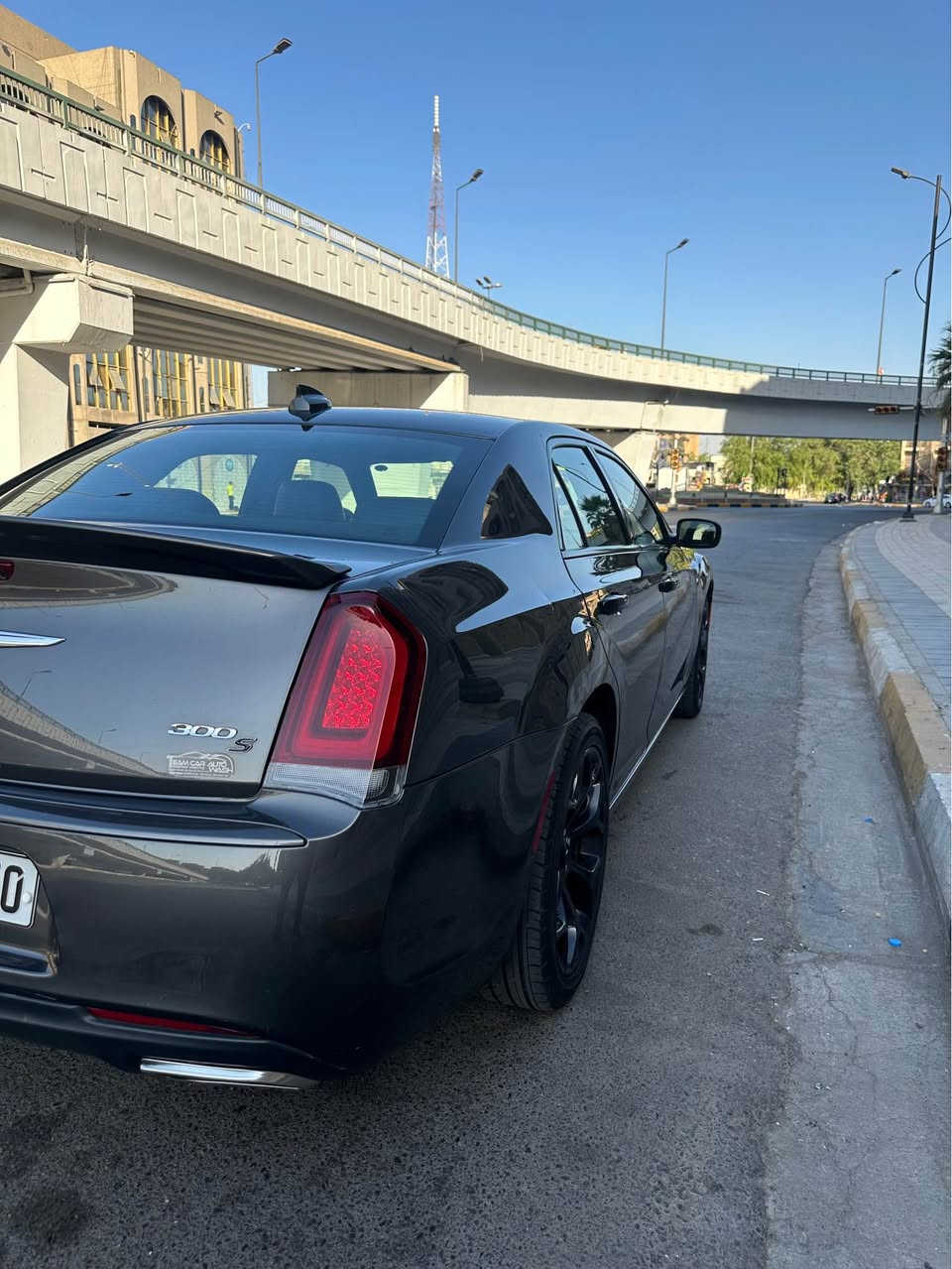 السلام عليكم 
اوباما 2019 /S 
بدون فتحه 
مكينه 6 سلندر 3600
حادثها جاملغ امامي ومعدل بدون ايرباك 
بيها بارد بين باب السكن والخلفي وبعد كم مكان بيها بارد  
ملاحظه ( السياره مبدل بيها گير جديد مال حاويه )
السعر 220 وبي مجال للشراي
مكان السياره بغداد 
للاستفسار ‭***********‬ موجود واتساب بغداد, العراق
