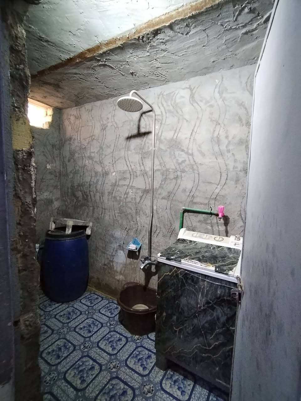 سلام عليكم بيت للبيع مساحه 100 م غرفه وصاله مكشوفه وحمام داخلي ومطبخ واستقبال وساحة صغيره عنوان كوفة صوره الوائلي حي السفير قريب على مسلم ع اي استفسار الاتصال بهذا رقم ***********
