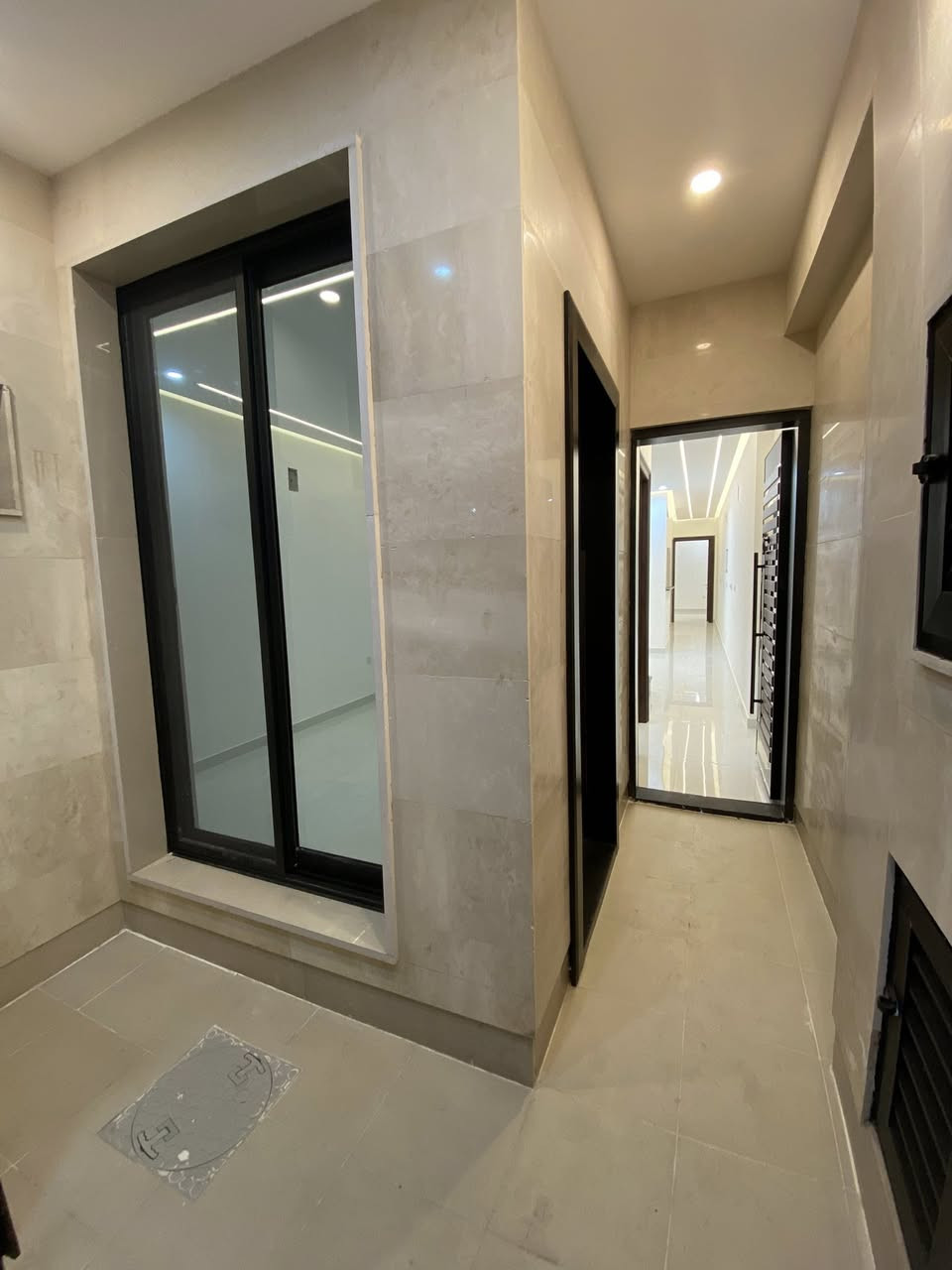 بيت حديث للبيع بناء 2026
المساحة : 94م
الواجهة : 4.75م
النزال : 20م
يحتوي : 4 غرف نوم 
5 حمامات 
ثلاث طوابق 
شارع 20م      رصيف 4م
تشجير مقابل الدار 

للأستفسار اكثر مراجعة 📍مكتب اوس للعقار - البنوك - حي التربية - شارع النداوي ،او الاتصال بالرقم ***********
