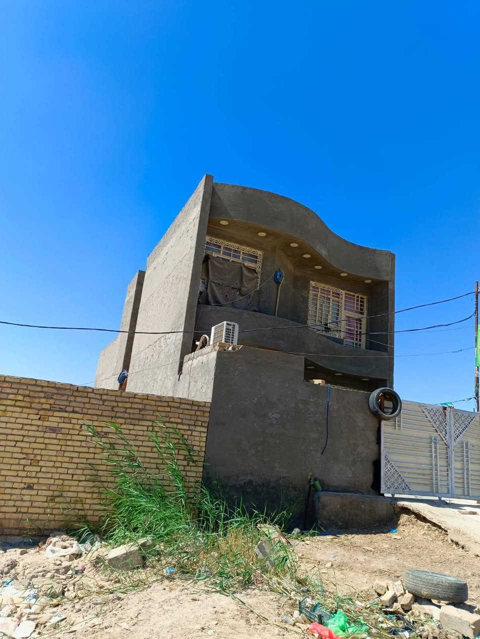 دار للبيع في الكوت الجديده نزلة اليوده يبعد عن طريق بغداد ٦٠٠ متر
المساحه ١٥٠م طابقين يحتوي على ٤ غرف نوم ٢ صاله ومطبخ واستقبال وصحيات عدد ٤ 
مرقم من البلديه وماشيه معامله 
جاهز للسكن كل نقص مابيه 
لاستفسار الاتصال ***********
