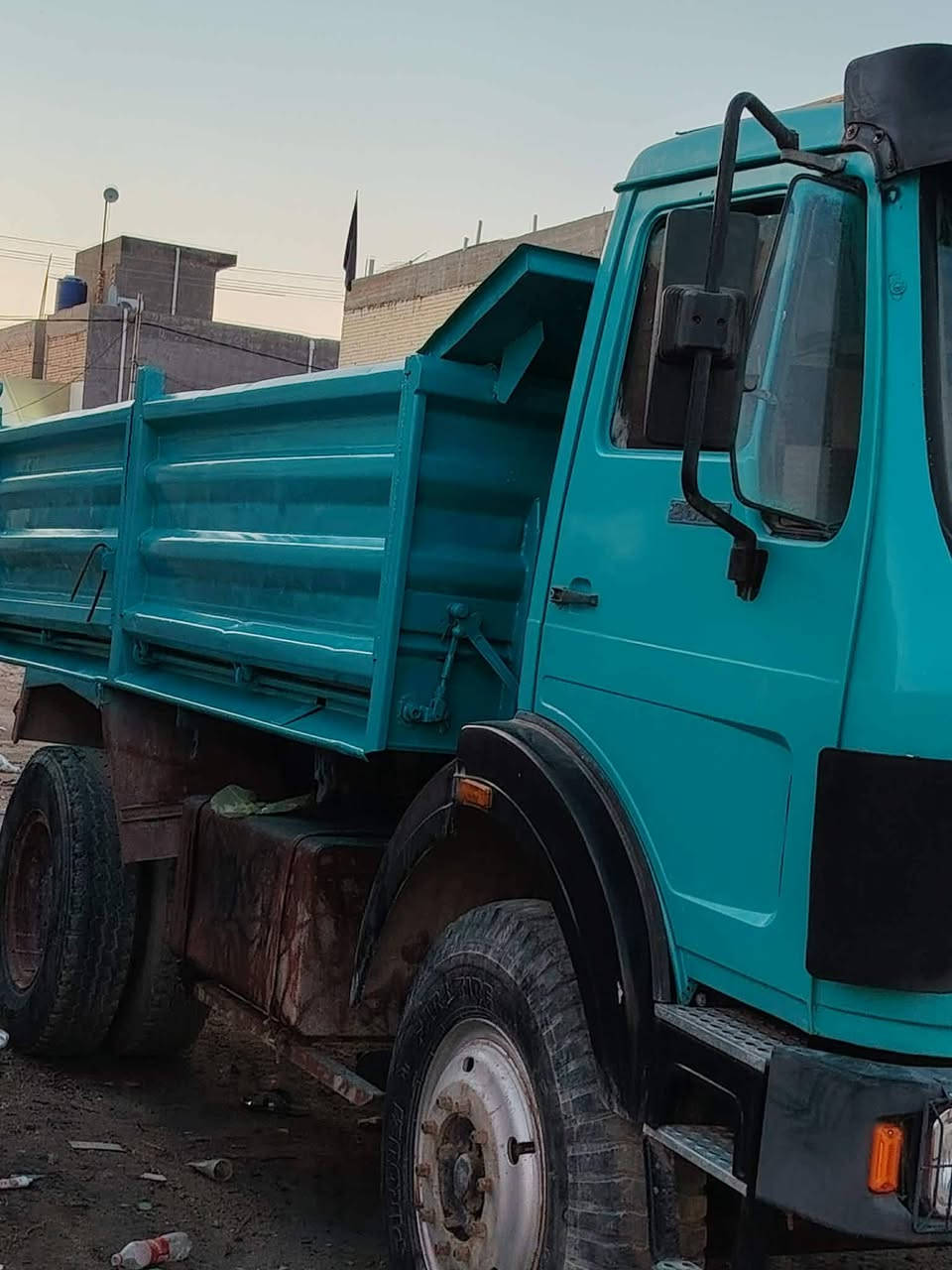 السلام عليكم سيارة موديل 75تعمير جديد مكينه 28كير 25اكسن جي اف رقم انكليزي مسالم الوحاته باقي على الستلم عايزه دوشمه فقط ***********
