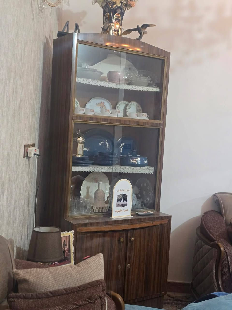 مكتبه او بوفيه وبيههه ميز كتابة  خشب ثقيل سعر 250 وبي مجال *********** المكان حلة حي الصحة
