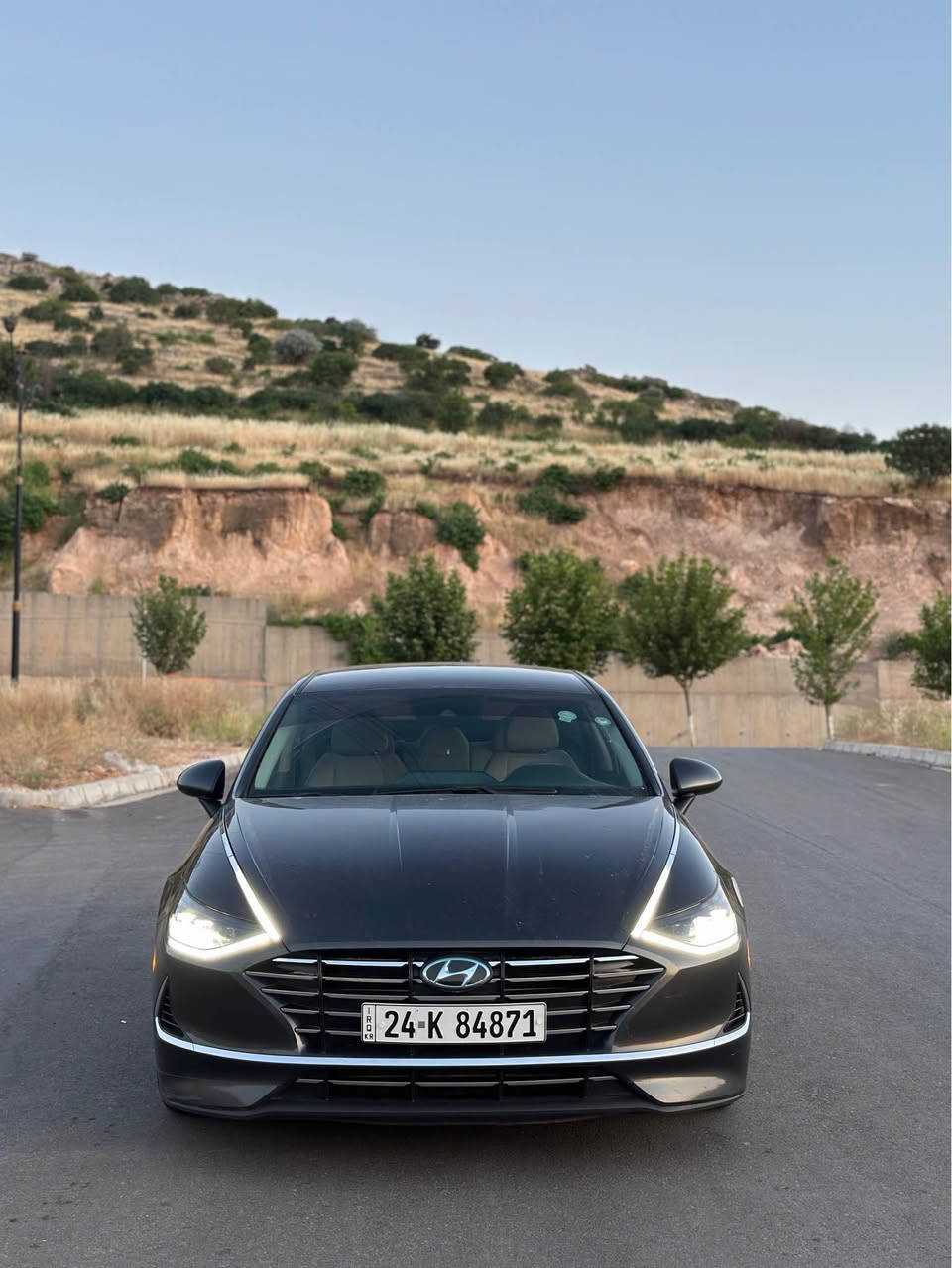 Hyundai Sonata 2021
هيونداي سوناتا ٢٠٢١
مواصفات SE

مكينة ٤سلندر حجم ٢.٥لتر تنفس طبيعي
السيارة حتي الدعامية بدون صبغ بيها ربع جاملغ خلفي وقبغ جنطة بلادي بدون ايرباك بدون دواخل 
السيارة كلش حلوة و نظيفة

السيارة رقم دهوك الدولي سنوية جديدة و باسمي و اكيد شرط التحويل 
مكفولة من كير و محرك و كهربائيات
مكان السيارة دهوك 
***********
*********** دهوك, العراق
