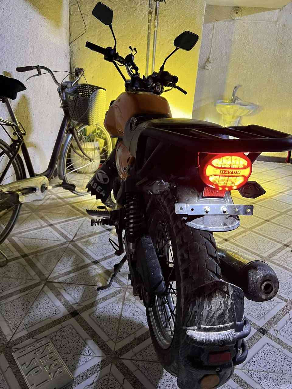 السلام عليكم دايوان لايتي للبيع موديل ٢٢ مرقم صلاح الدين بسمي وهذا رقمي ***********
