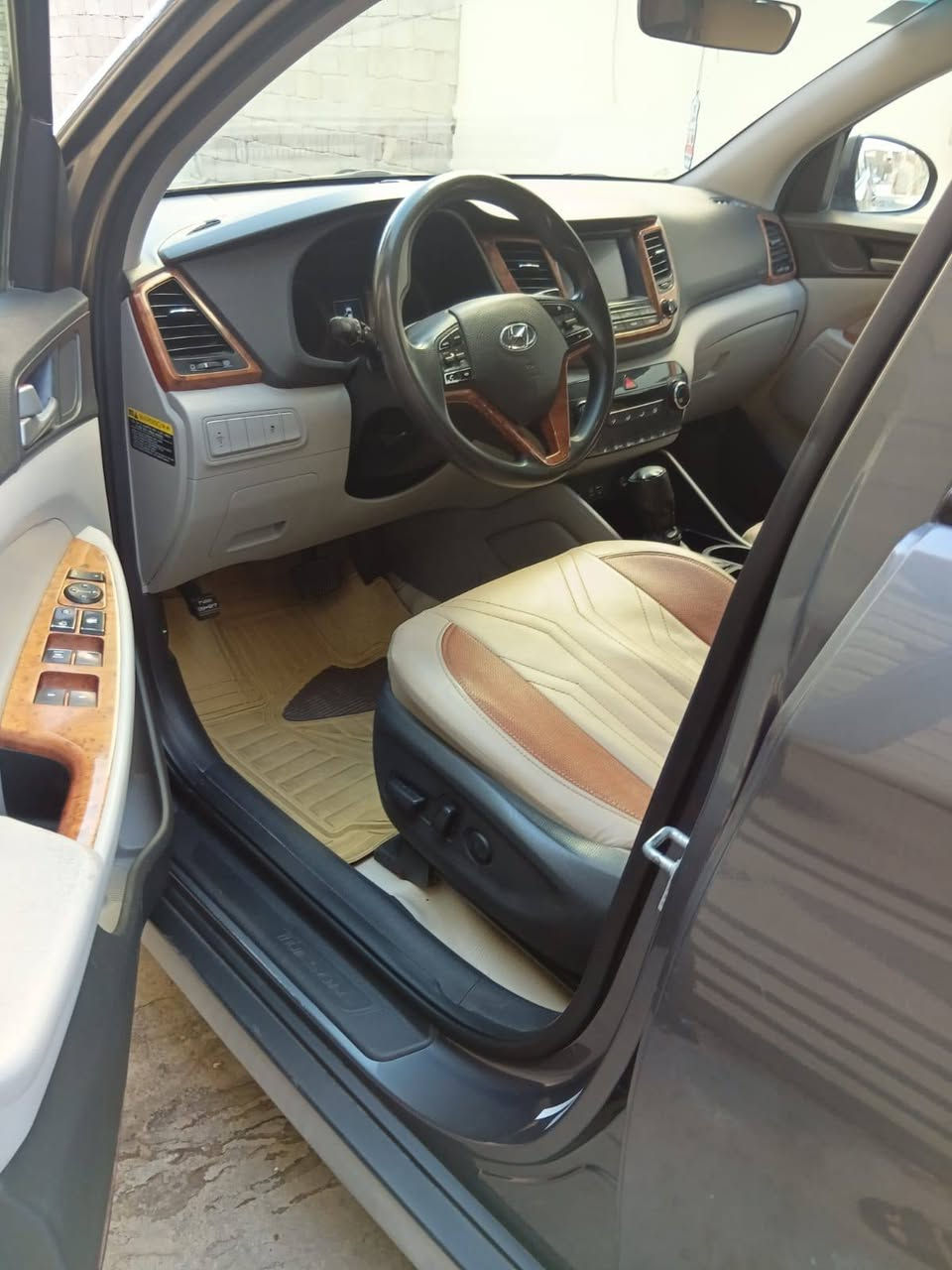 السلام عليكم بيع ومراوس توسان موديل 2018 كلين مكفوله من الصبغ اوحتى البارد كفاله عامه مواصفات كشنات جلد كشنات كهرباء محرك 2400 فور ويل  لد امامي زنون تخم تاير جديد تبريد كشنات تدفئه باقي مواصفات معروفه صدر كلى جديد مابيها كل نقص رقم بغداد بسمي جديد  السعر ١٦٠ اوبيها مجال ***********
