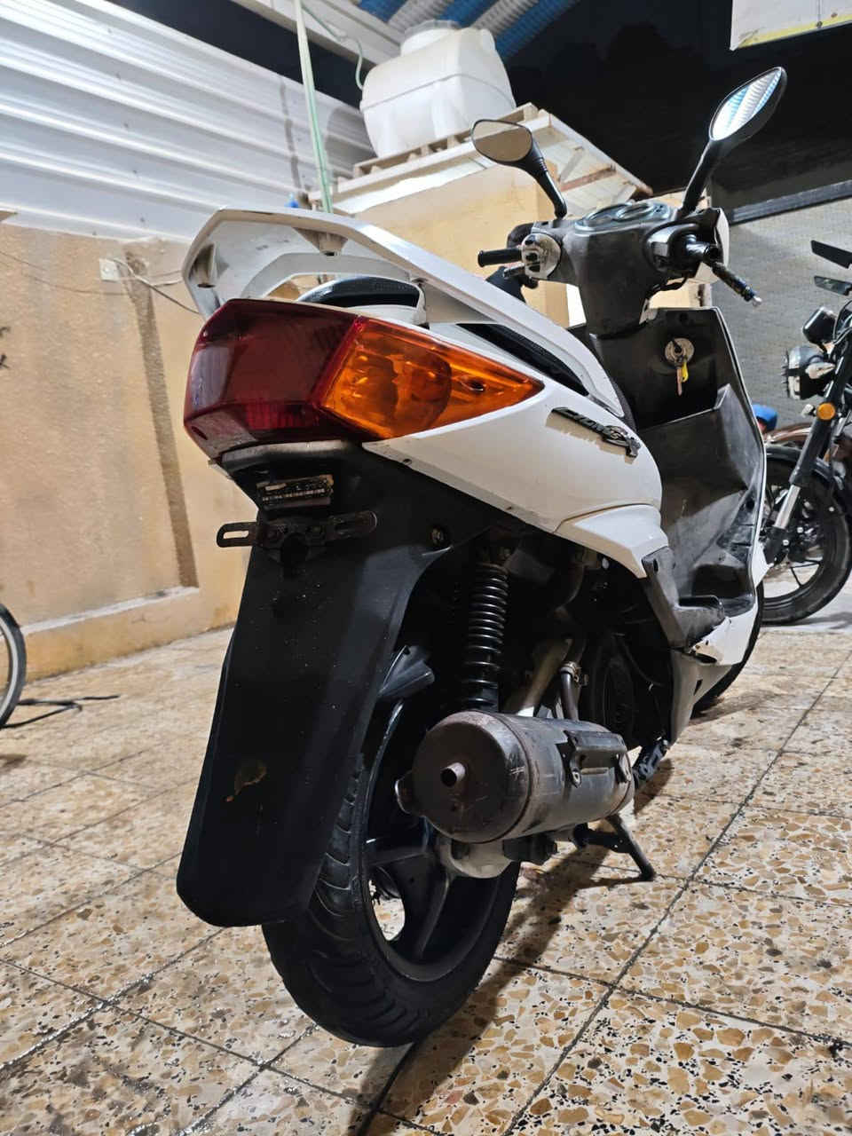 السلام عليكم....!
سكنس فحل (ياباني) للبيع 

(الياباني) نوزل خطين قبق نفخ

   . مكفولة كفالة عامة .

محرك (ما مفتوح). كفالة

جيب فيترك وتعال 

كهربائيات كلهة شغالة 

اشاير بلوجكترات كل شي شغال

كفرات ابلادية ( ابيض)

تخم تاير جديد (تايوان) اصلي .

ادامة اكلجان ( امبدلات جدد)

لايت لد ثلجي 

سكن رماش (اخضر)

الدراجة ما نقصهة اي شي 

 :. السعر : 750 الف

:.الموقع : بغداد البلديات تقاطع المرور

:. للتواصل

رقم : ***********  اوخاص
