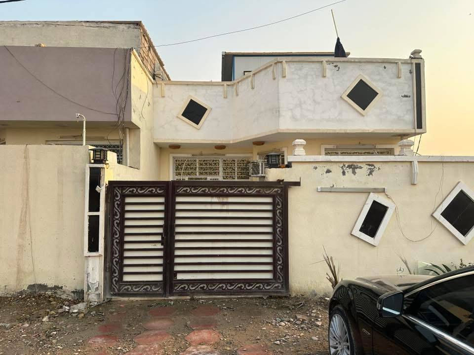 بيت زراعي عقد 35 //150 متر  واجهه 7 ونص نزال 20 بناء حديث 2021 طابق وغرفه فوك كرفان 4x4 سطحين بيتونه كبيره كراج حمام تواليت خارجي طارمه استقبال مطبخ غرفتين وهول وحمام وتواليت داخلي  وتركين خلفي واحده من الغرف سويت العنوان بغداد الكاظميه تاجيات قرب جسر دوار شارع 100 بدايته يبعد عنه جسر دوار 100 متر قرب سيطره شارع 100 حاليا المنطقه بيهه بناء مي مينقطع ابد بدون ماطور يصعد مي اساله كهرباء وطنيه مولد سحب خم لاستفسار اتصل *********** ➕ واتساب
