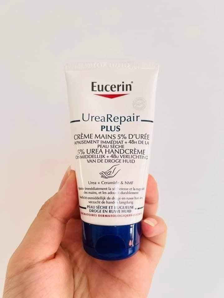 ✔️كريم اليدين يوسيرين  ✨✨
Eucerin UreaRepair PLUS 5% Urea 🇩🇪💯
هو كريم مرطب مصمم خصيصًا للأيدي الجافة والخشنة. يحتوي على 5% يوريا وسيراميد وعوامل ترطيب طبيعية أخرى لترطيب مكثف يدوم حتى 48 ساعة يساعد على تقوية الحاجز الطبيعي للبشرة، مما يجعلها أكثر مقاومة للجفاف.يمتاز بتركيبة سريعة الامتصاص وغير دهنية.مناسب لجميع أنواع البشرة الجافة، بما في ذلك البشرة الناضجة وتلك التي تعاني من حالات مثل الجفاف والصدفية والسكري

✅كريم مغذي طبيعي ذو ملمس غير دهني يحتوي على 5% يوريا + سيراميد + FNH
-تركيبة غنية باليوريا واللاكتات، 
🩵يرطب وينعم بشكل مكثف
💙يحبس الرطوبة ويمنع فقدانها
💙يهدئ التهيج والاحمرار والحكة لشعور فوري بالراحة
🩵مثالي للبشرة الجافة إلى الجافة جدًا والخشنة
💙مفحوصه من قبل اطباءالجلديه
🩵تركيبة خالية من العطور، خالية من الملونات
#الاصلي المنشأ الماني🇩🇪💯
السعر12 الف
🚘يوجد خدمة توصيل لجميع محافظات العراق ٤ الاف 🚘 بغداد, العراق


**إذا كنت صاحب هذا الإعلان وتريد حذفه لأي سبب، رجاءا أرسل رسالة إلى الدعم الفني**