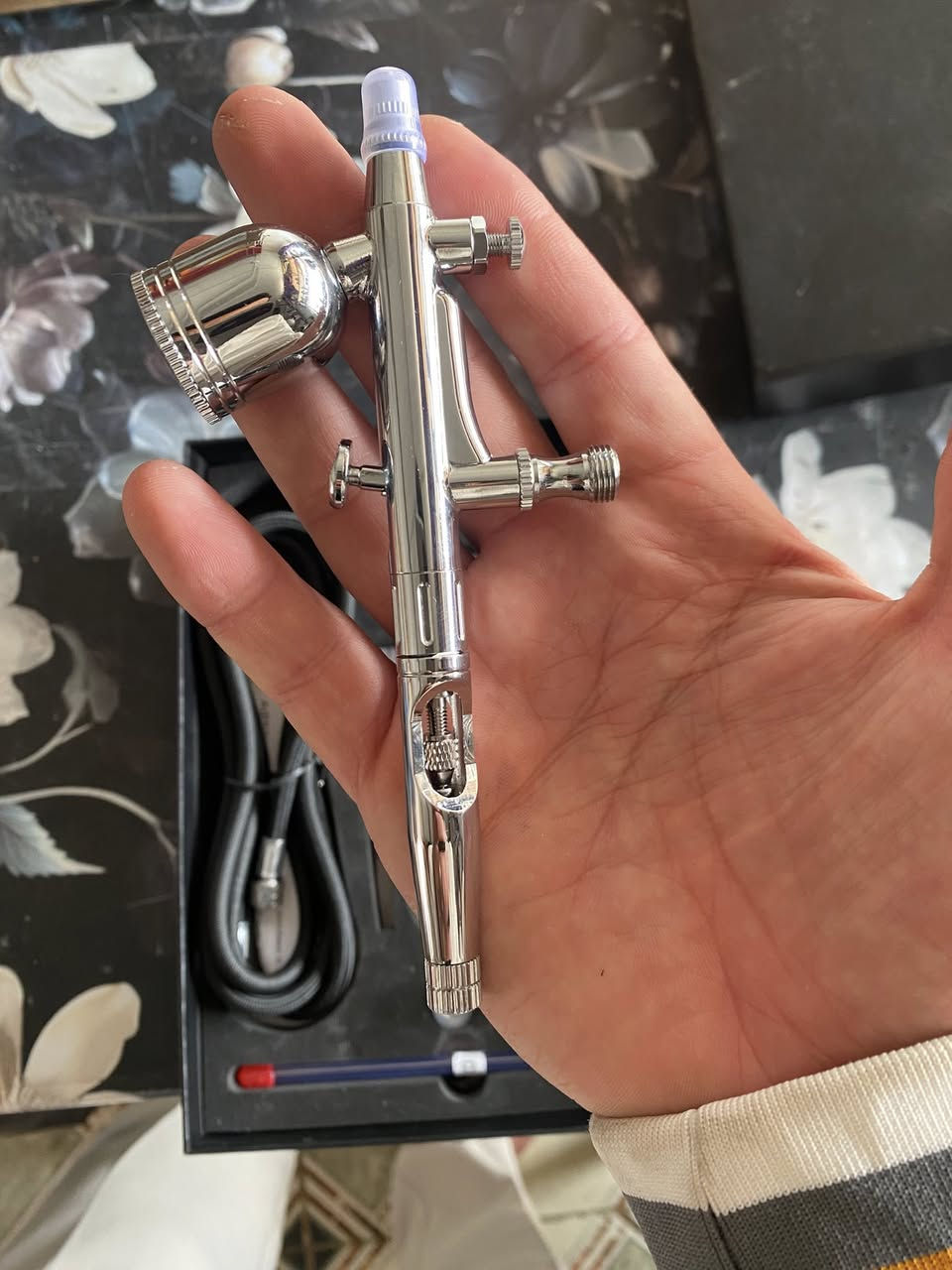 سلام عليكم 
مسدس رش (Airbrush) من نوع Fengda FE-180K. 
الاستخدامات: مثالي للأعمال الدقيقة، النمذجة، فن الأظافر، الوشم، وتزيين الكيك. 
المواصفات: يتميز بآلية مزدوجة الفعل للتحكم في كمية الهواء والطلاء. 
المحتويات: تتضمن المجموعة إبر وفوهات بمقاسات 0.2 ملم و 0.3 ملم، بالإضافة إلى خرطوم هواء. 
المميزات: يحتوي على محدد لموضع الإبرة ومسمار هواء قابل للتعديل لتحكم دقيق. 

اعلى سعر ابيع توصيل جميع الامحافظات


**إذا كنت صاحب هذا الإعلان وتريد حذفه لأي سبب، رجاءا أرسل رسالة إلى الدعم الفني**