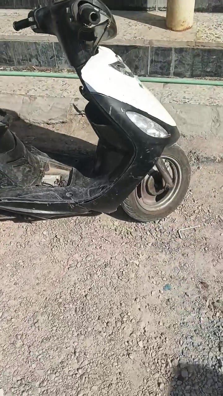 سلام عليكم ماكس قجمه للبيع دراجه نضيفه مثل ما موضح بالفديو مكاني البصره *********** سعره قفل 400 مكينه ناعمه و ما مفتوحه بوشه بلادي
