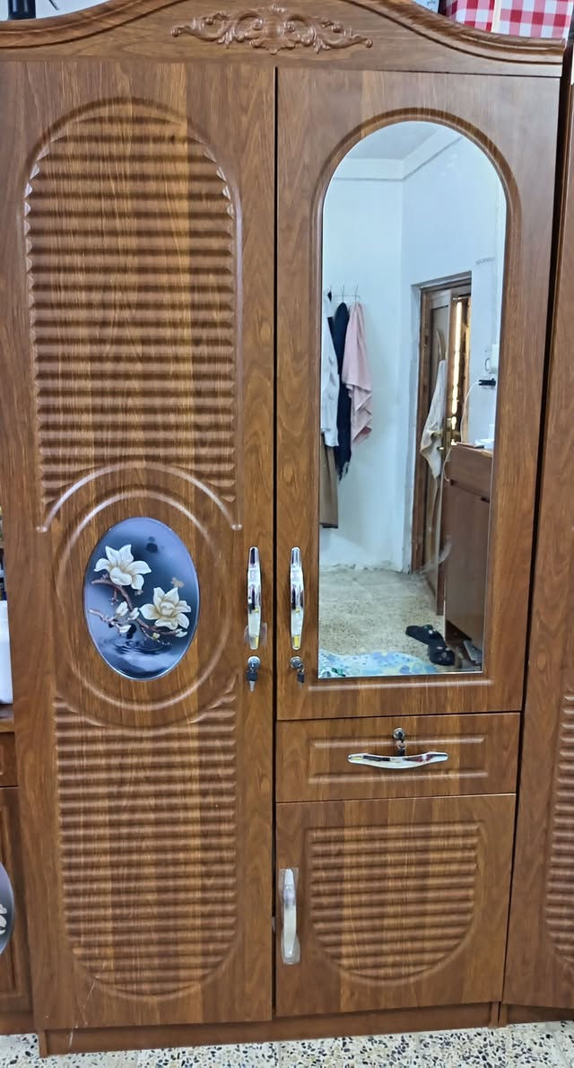 يوجد كنتور ثلاث أبواب تركي كنتور بابين وميز تواليت عدد ٢ وسرير حديد تركي  وجزامه تركيه للبيع  للي يرغب بالشراء الاتصال على الرقم ***********
