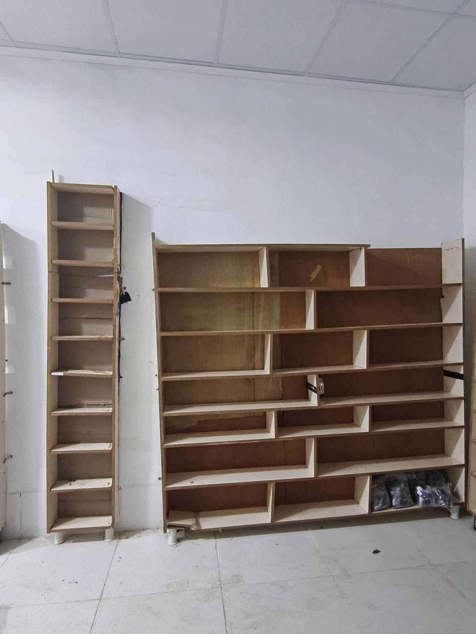 ئەم ڕەفانە هەمووی بۆ فرۆشتن
کەلار. ڕزگاری
***********
