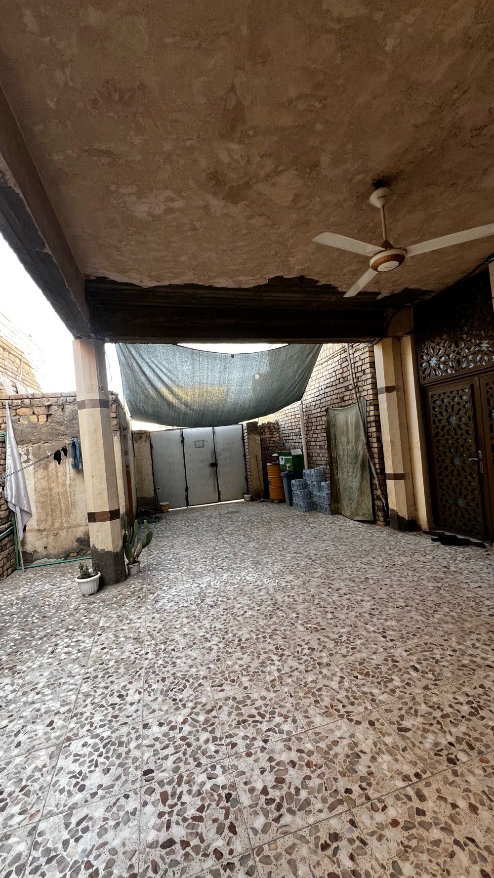 🏡 للبيع بيت في الناصرية – حي الخضراء (موقع مميز)

📐 المساحة: 240 م² (10×24)

🏠 طابق واحد – بناء طابوك أصلي وسقف صب كونكريت.

نوع العقار: طابو صرف

يحتوي على:

🛋️ استقبال

🛋️ صالة

🛏️ غرفتا نوم

🍽️ مطبخ

🌳 حوش واسع

🚻 حمامان (داخلي وخارجي)

🛒 محل تجاري ويعمل حالياً.



📍 الموقع: حي الخضراء، ثالث بيت عن شارع زديناوية السايدين، قريب جداً من الشارع الرئيسي.



⚡💧 الخدمات: ماء، كهرباء، مجاري، وإنترنت كيبل ضوئي.



📞 للاستفسار والمعاينة:

***********