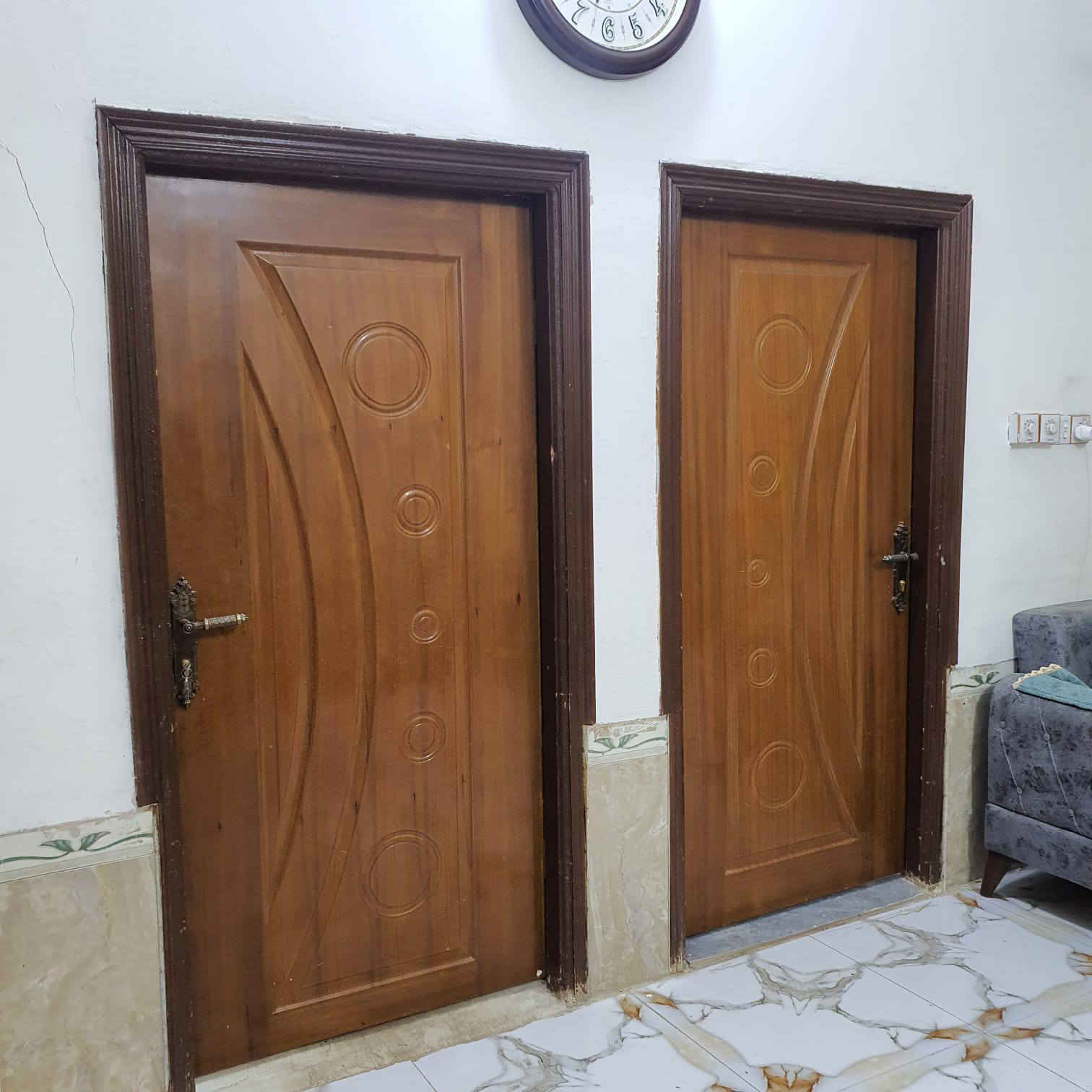 سلام عليكم من رخصت ابو الكروب بيت اللبيع طابو زراعي سند ٢٥ مساحة ٢٧٥م اساس كونكريت بناء طابوق يتكون من غرفتين نوم وصالة واستقبال ومطبخ وصحيات داخلية وخارجية يبعد عن شارع العام ١٠٠م العنوان طريق السنية الاتصال على الرقم ***********
