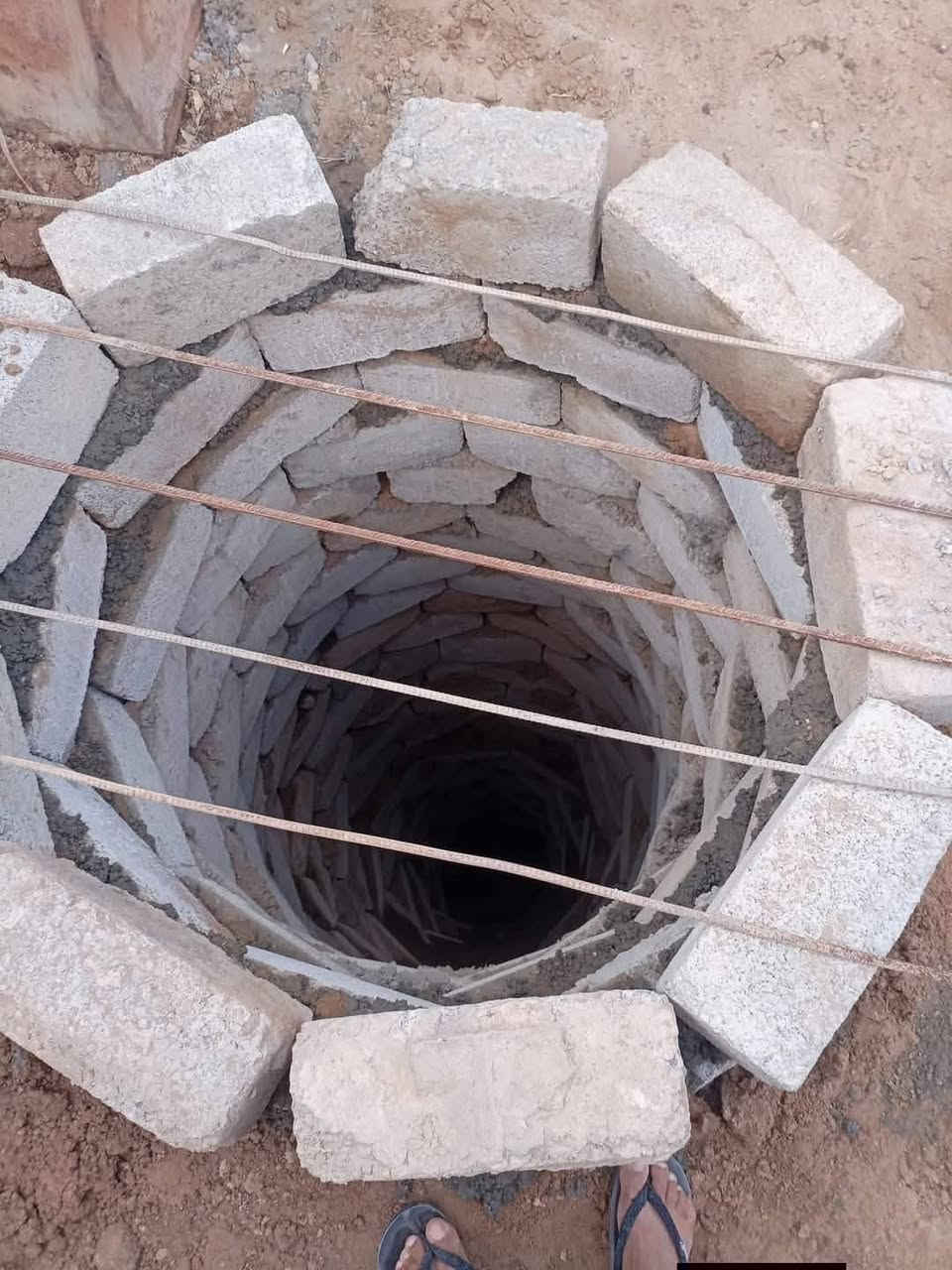 يوجد كادر حفر منهولات دائرية العرض متر ونص العمق حسب متريد الاستفسار والاتصال عل هاذ رفم ***********
