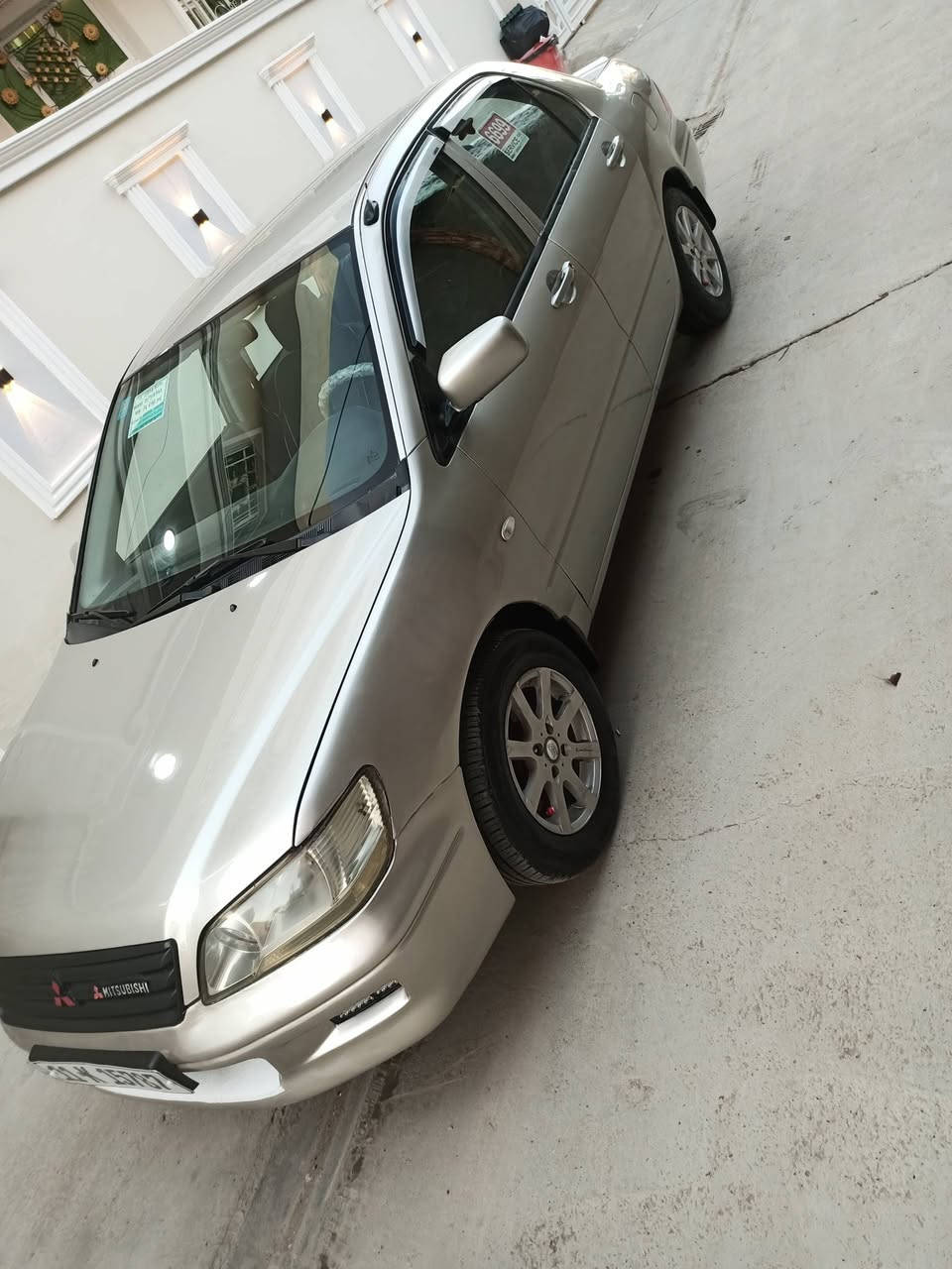 السلام عليكم شباب لانسر موديل 2003 رقم بغداد الدولي الجديد بسمي السياره مصبوغه عام ضررها الجاملغ الخلفي فقط السياره تخم تاير جديد صدر جديد مكينه 1600 جديده شادها تبريد ثلج وتدفئه دوشمه جديده جاهزه من كلشي السعر 58 مكان السياره ديالى بعقوبة وهذا رقمي ***********
