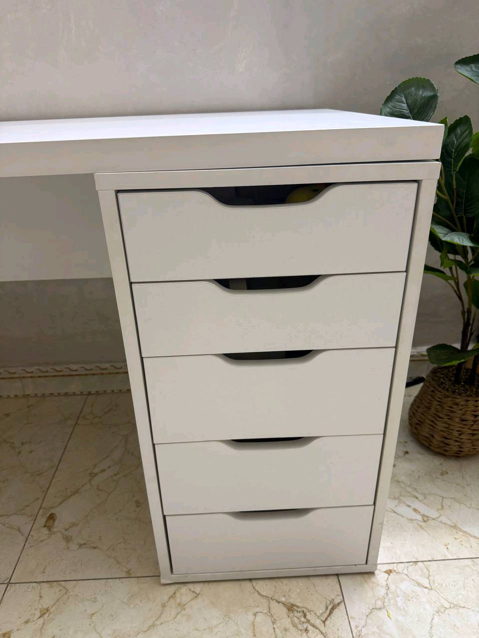 سيت اب او مكتب ما مستعمل غير شهر واحد فقط طراز ايكيا طوله ٢٠٠ وعرضه ٦٠ صاج ثقيل جدا 