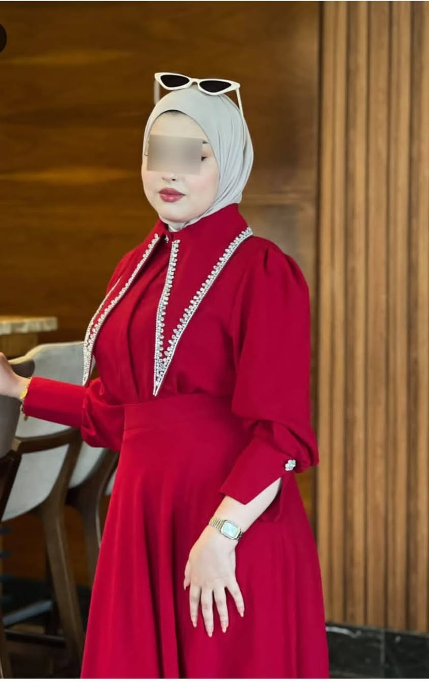 بنات، من كلبي أنصحكم بيها. ❤️
جربت خياطتها وبصراحة شغلها يخبل، الخياطة مرتبة ونظيفة، والتفاصيل كلها مضبوطة، وحتى الموديل طلع أحلى من اللي ببالي.
تتعب على شغلها وتهتم بكل تفصيلة، وتعاملها كلش راقي.
إذا محتارين وين تخيطون، جربوها وما راح تندمون أبد. والله شغلها يستاهل، وأنصح بيها من تجربة. 🤍🧵✨ 
للتواصل***********
