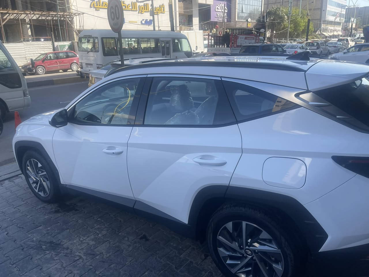 السلام عليكم
توسان 2023 فول مواصفات من عدا البانوراما كشنات امامية كهرباء قطعتين تبريد هند بريك بصمة اشاير بالمري ومري شفط 
السيارة خليجي 
رقم اربيل بأسمي السيارة بوضع الشركة سبير مانازل 
رادار بالمري ورادار خلفي امامي حساسات خلفي امامي 
السعر (215) بيها مجال بسيط 
للاتصال على هذا الرقم 
***********
