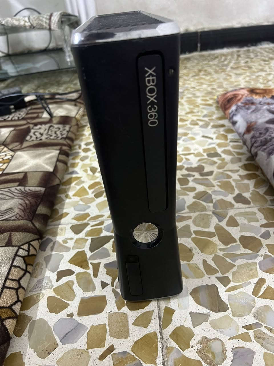 اكس بوكس نضيف قبل شهر اخذته بلكارتون بي ٣١ لعبه يدة وحدة ومحولة وكيبل ب٧٥ قفل مكاني ايسر موصل ***********
