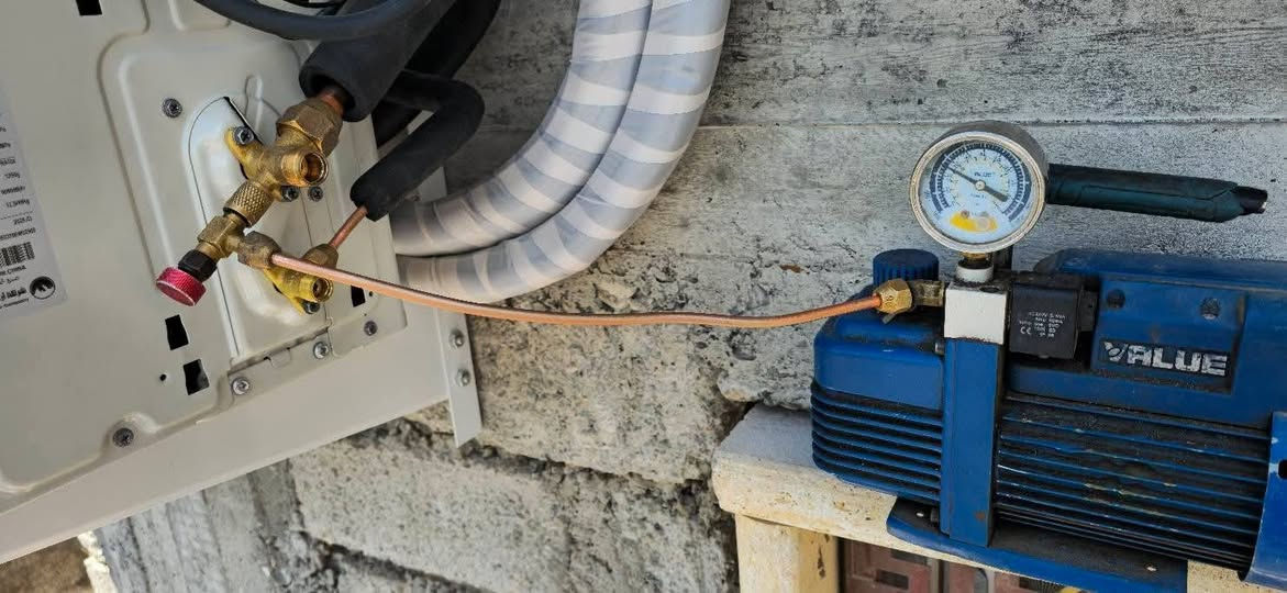 النجف حي ميسان 
***********👷🏻قاسم الحچامي👷🏻

😍صارت الصيانة 🛠داخل بيتك🏘️ وكدام عينك والي يرضيك ونطلع منك وانته راضي👍🏻 

♦️تنصيب جميع اجهزه التبريد الانفيرتر والعادي مع عمل الفاكيوم

                                                                                ♦️تصليح الليك والفحص الشامل وشحن الغاز الاصلي الفرنسي R410 و R22 مع الضمان سنه كامله 

‎♦️تنصيب اجهزه الكاسيت التي تعمل بغاز R410

♦️تنزيل وغسل وتنضيف اجهزه التبريد 🚿

♦️لحام الليك القطعه الداخليه والخارجية وتبديل أو الغاء عاكس التدفئه مع شحن الغاز 

♦️صيانه جميع اجهزه التبريد الانفيرتر التي تعمل بغاز R410

♦️تبديل كابسترات وكونتكترات 

♦️يتوفر لدينا جميع انواع كارتات السبلت الانفيرتر والعادي 

♦️يتوفر لدينا قطع غيار لجميع السبالت 

♦️صيانه جميع انواع السبالت والمكيفات موقعيا 

♦️ صيانه جميع كودات السبالت الانفيرتر والعادي 

للاستفسار الاتصال او المراسلة ع الواتس اب 

📲***********قاسم الحچامي
